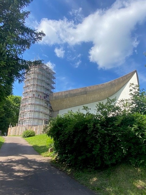La grande tour de la chapelle est actuellement en restauration