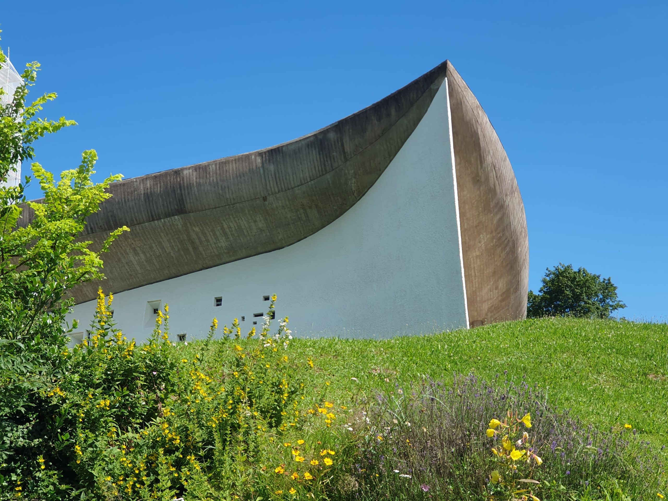 La chapelle de Ronchamp dans un écrin de verdure : au coeur de la biodiversité ©J.Carmagnat/AONDH/Tous droits réservés