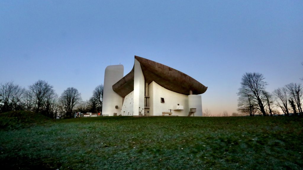 Façade sud et est de la chapelle de Ronchamp